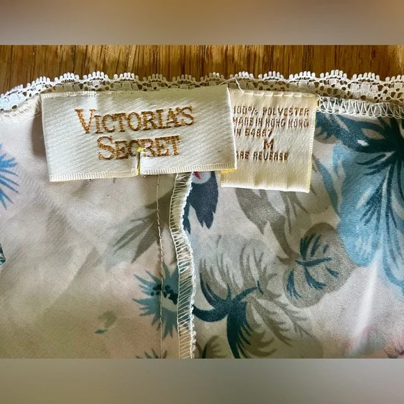 VINTAGE VICTORIA’S SECRET- Gold label satin lingerie - Picture 4 of 5